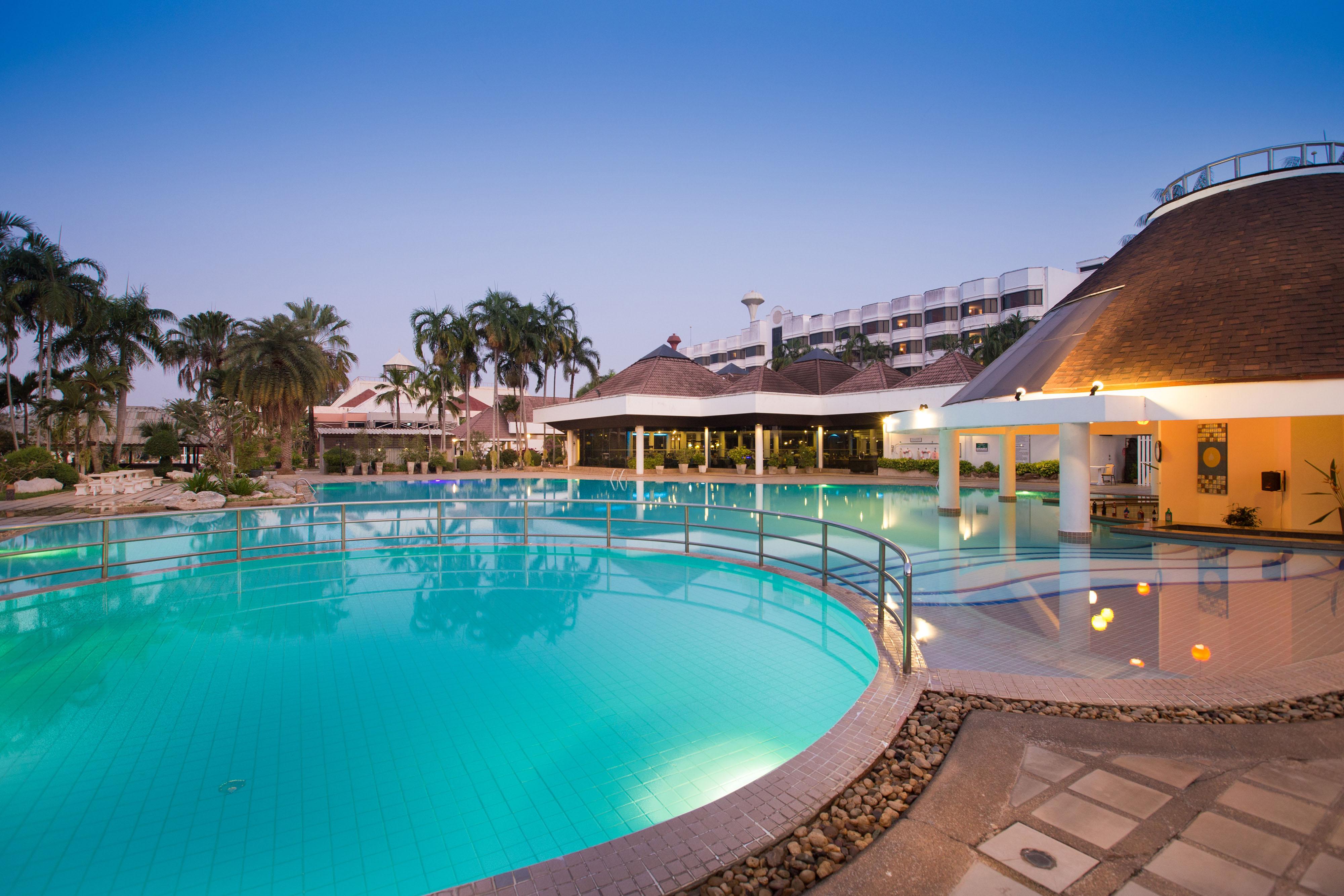 The Imperial Hotel & Convention Centre Фитсанулок Екстериор снимка