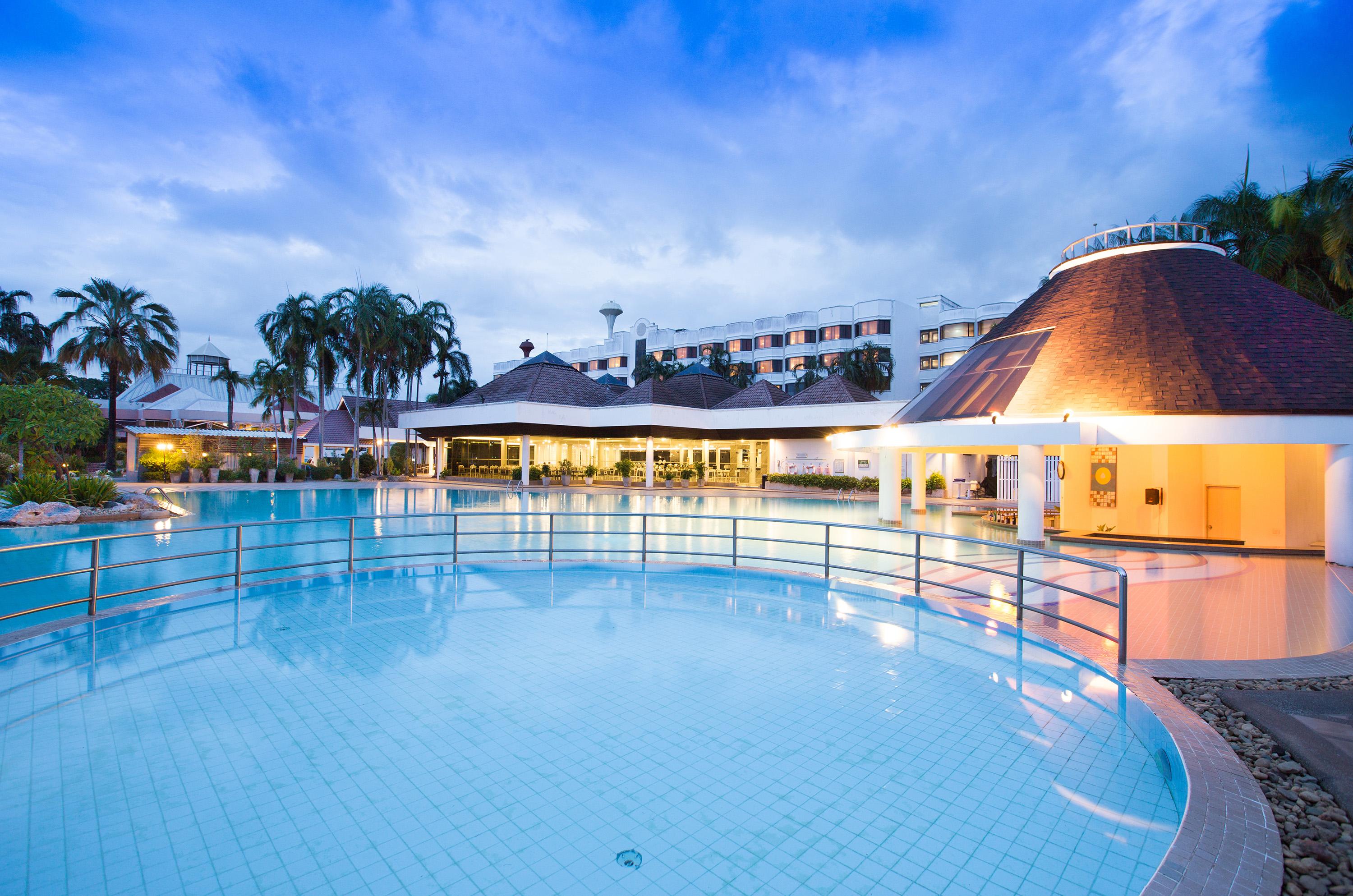 The Imperial Hotel & Convention Centre Фитсанулок Екстериор снимка