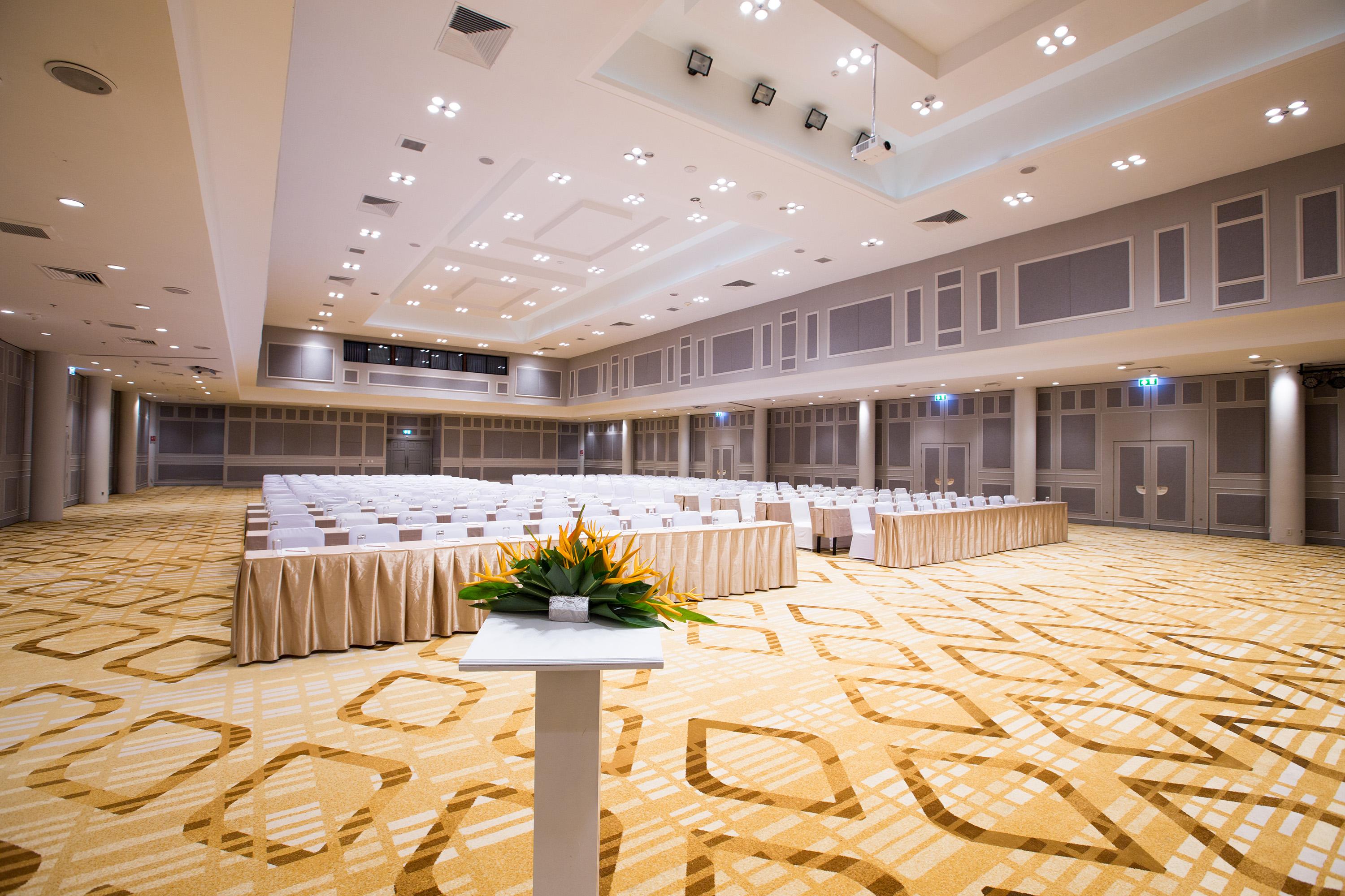 The Imperial Hotel & Convention Centre Фитсанулок Екстериор снимка