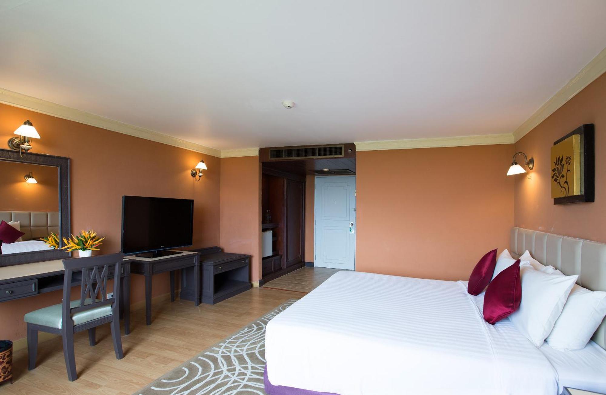 The Imperial Hotel & Convention Centre Фитсанулок Екстериор снимка